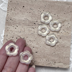 【4個】19mm　ホワイトラメ　フラワーアクリルビーズ