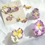 イヤリング「bloom  viola」❁⃘*.ﾟ  ビオラがひらひら、 ビジューきらきらのひと品  春風にゆれる美しさを耳元に。