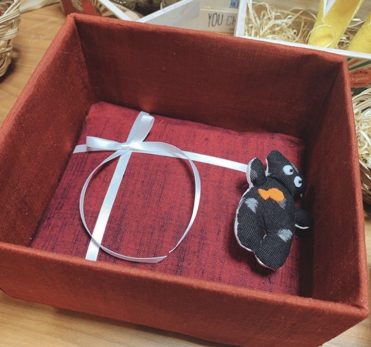 ハンドメイド 日本刺繍 鷲と桜金糸使用 箱小物入れ宝箱