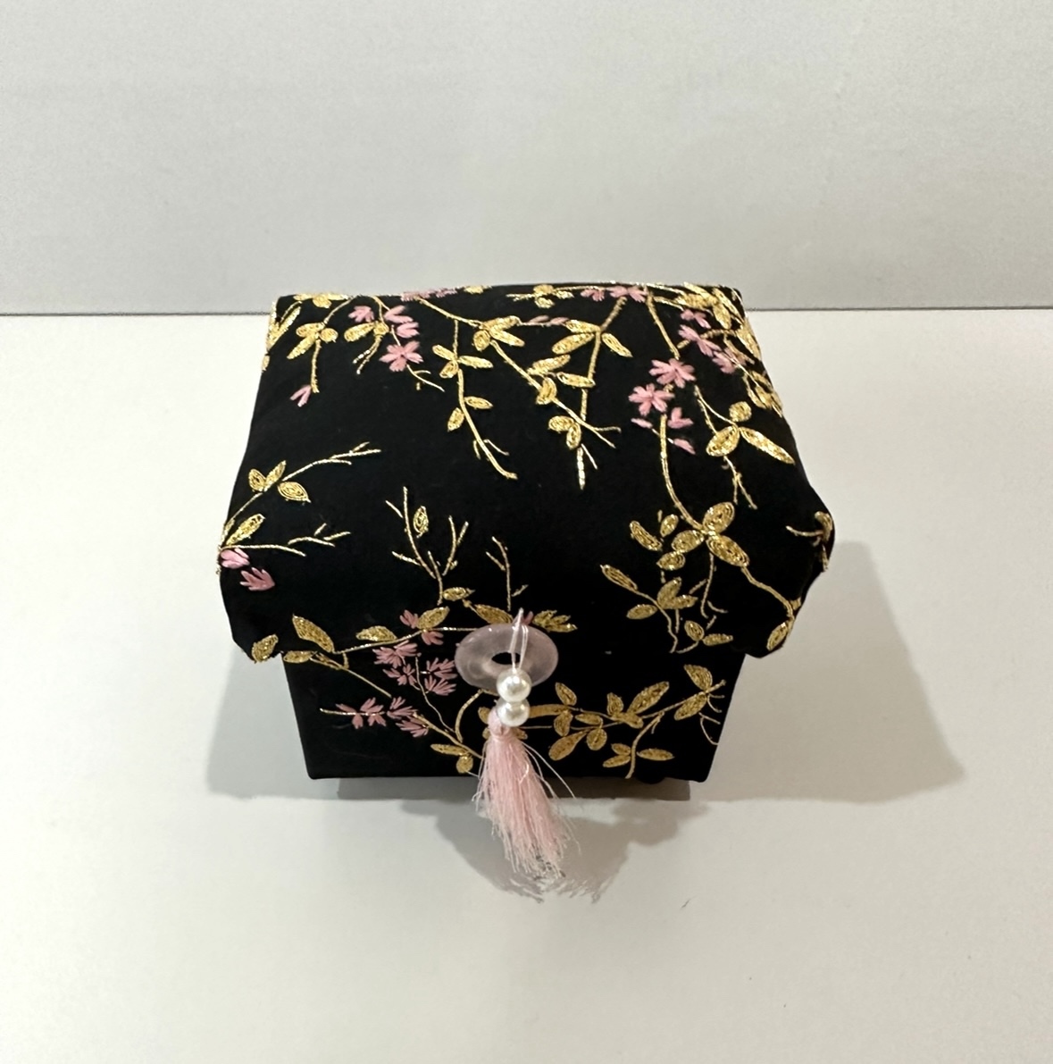 ハンドメイド 日本刺繍 鷲と桜金糸使用 箱小物入れ宝箱