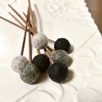 ♦︎再販♦︎受注制作♦︎羊毛フェルトボールのアロマスティック7本セット　ブラック&チャコールグレー&杢グレー