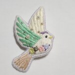手刺繍 鳥ブローチ🕊‎ 新生