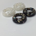 （４個）シェル入りリングパーツ　キラキラパーツ