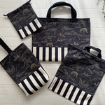 2024＊男の子用＊入園入学グッズ。恐竜骨柄＊レッスンバッグ＊シューズ入れ＊体操服入れ＊歯ブラシコップ入れ＊ナップサックに変更も可能♪