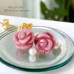 送料無料◆ロードナイトの薔薇◆ ピアス/イヤリング（金属アレルギー対応）14kgf ローズの彫刻が美しい天然石