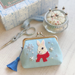 ＊手刺繍がま口コインケース＊マフラーのウサギさん