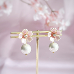 耳元が華やぐ　桜とコットンパールのピアス・イヤリング　フォーマルにも