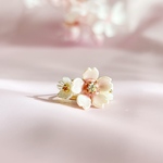 手元が華やぐ　桜のレジンリング　パヴェリング