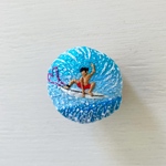 ハートのリーシュに繋がれたサーフボーイの手刺繍ブローチ