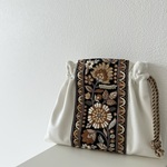 【 ブラック　レトロ柄　インド刺繍リボン　巾着　ポーチ　巾着ポーチ　プレゼント　ギフト　高級感　お誕生日　化粧ポーチ　メイクポーチ　小物入れ　花柄　花柄ポーチ 】