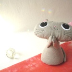 【受注制作】祈り猫のぬいぐるみ 