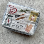 手刺繍スクエアポーチ　お菓子作り　水色チェック