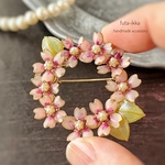 葉桜のリース ブローチ（マニキュアフラワー）