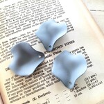 💛くすみ色がカワイイ！マットフラワーチャーム：くすみブルー※1セット10個入り