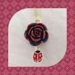赤の贈り物、てんとう虫と黒薔薇のネックレス