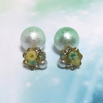 カラーパールのフラワーピアス（グリーン）