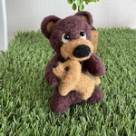 羊毛フェルト♡クマさんがダックスちゃんを抱っこしています♪