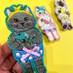 おパンツブリティッシュ猫ちゃん　手刺繍　ブローチ　キーホルダー
