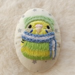 セキセイインコ(グリーンパイド)の冬の装いブローチ