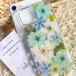 グリーンベースの爽やか押し花スマホケース