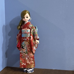 リカちゃんサイズ　正統派な赤い古典柄の着物とブルーの帯のセット(補正インナー付き)
