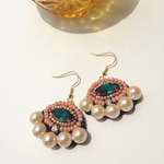 深緑とピンクのビーズ刺繍ピアス