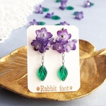 揺れる菫（すみれ）のピアス