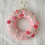 フェルトと刺繍のバレンタインリース2