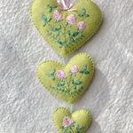 フェルトと刺繍の赤詰草のハートの3連オーナメント