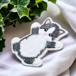 へそ天ハチワレ猫　もふもふ刺しゅうワッペン　シール＆アイロン接着の2wayタイプ