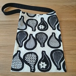 モノトーン イチジク柄のワンハンドルぺたんこバッグ