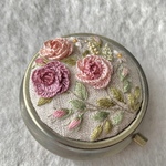 リネンと刺繍のバラのピルケース