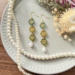 ピアスorイヤリング 3連のフラワーアクセサリー