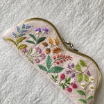 【再販×4】コットンリネンと刺繍の野の花メガネケースがま口