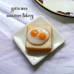 ミニチュアパン　双子目玉焼きトースト