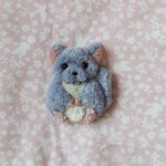 チンチラの刺繍ブローチ　小動物【受注製作】