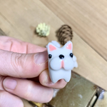 フレブルさん陶器ピンブローチ（クリーム）