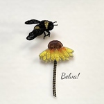 ビーズ刺繍のブローチ　-花とミツバチ- flower&bee