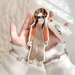【名入れ】ネームタグ付き似顔絵手刺繍キーホルダー　お名前キーホルダー　オリジナルトレカ付き　ハーフバースデーやお誕生日の記念に！クリスマスプレゼントにもおすすめ　線画刺繍　似顔絵刺繍　オリジナル刺繍