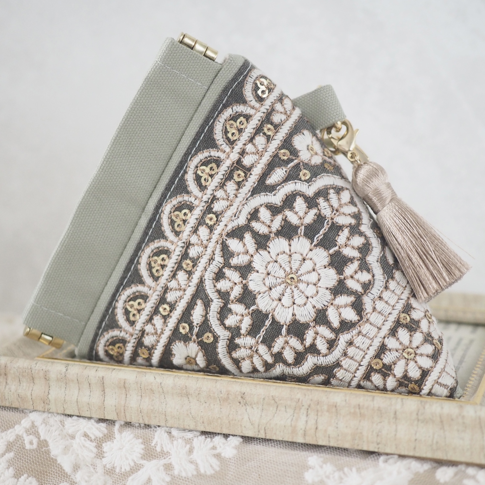 ❁ハンドメイドになります❁ CORAL&TUSK　 リネンバネ口ポーチ　2点 ツインキャット刺繍ポーチ｜ポーチ｜オルネ ド フォイユ公式