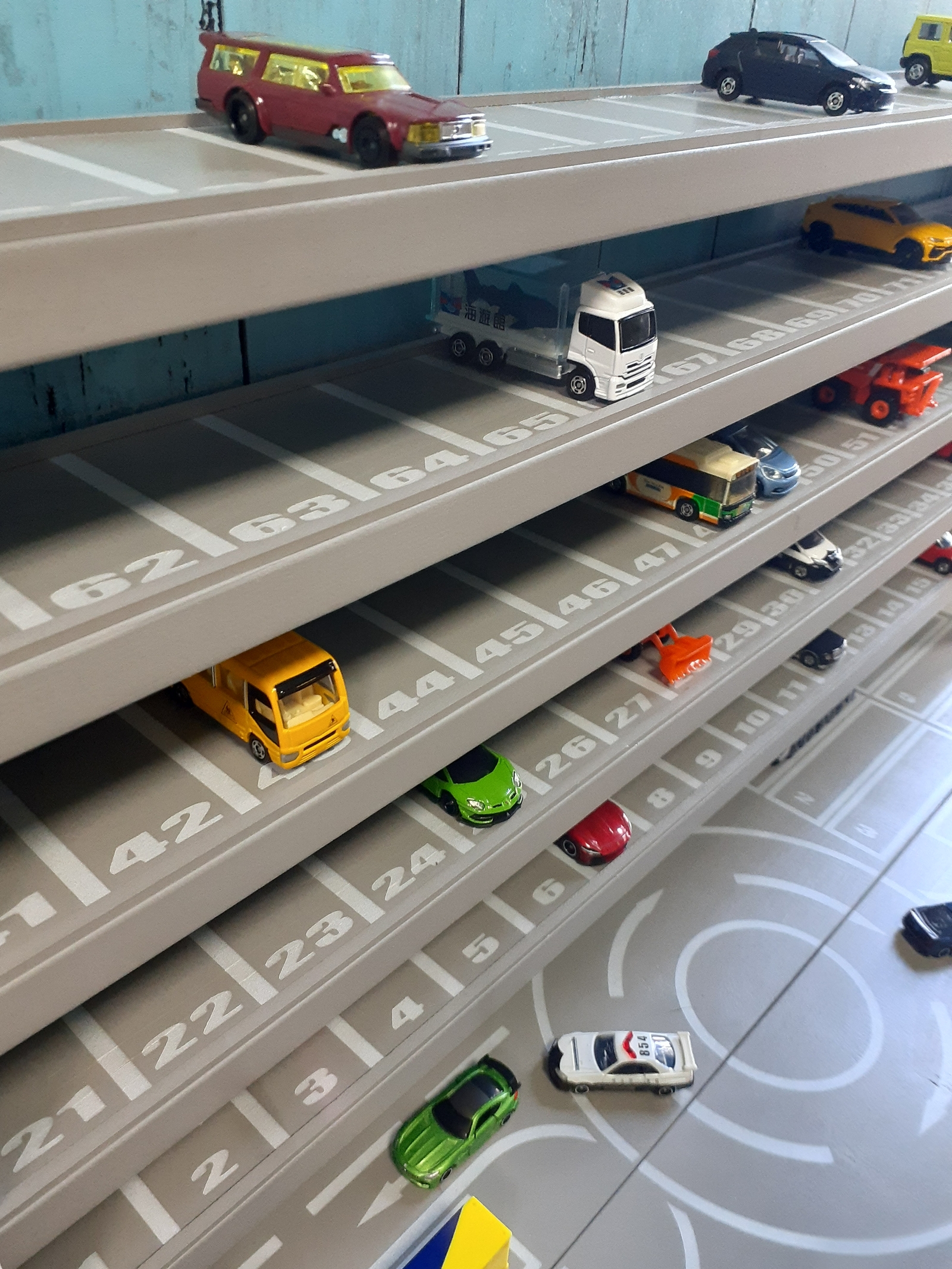 クリスマスに❗自作トミカ収納棚110台ロングトミカ7台ロータリー交差点