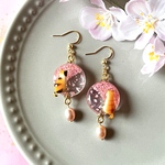 【受注制作】春の訪れ　猫たちと桜のピアス　イヤリング　ノンホールピアス　サージカルステンレス　チタン　樹脂　レジン　花　フラワー　淡水パール　ピンク　金具変更　大ぶり　プレゼント　ギフト