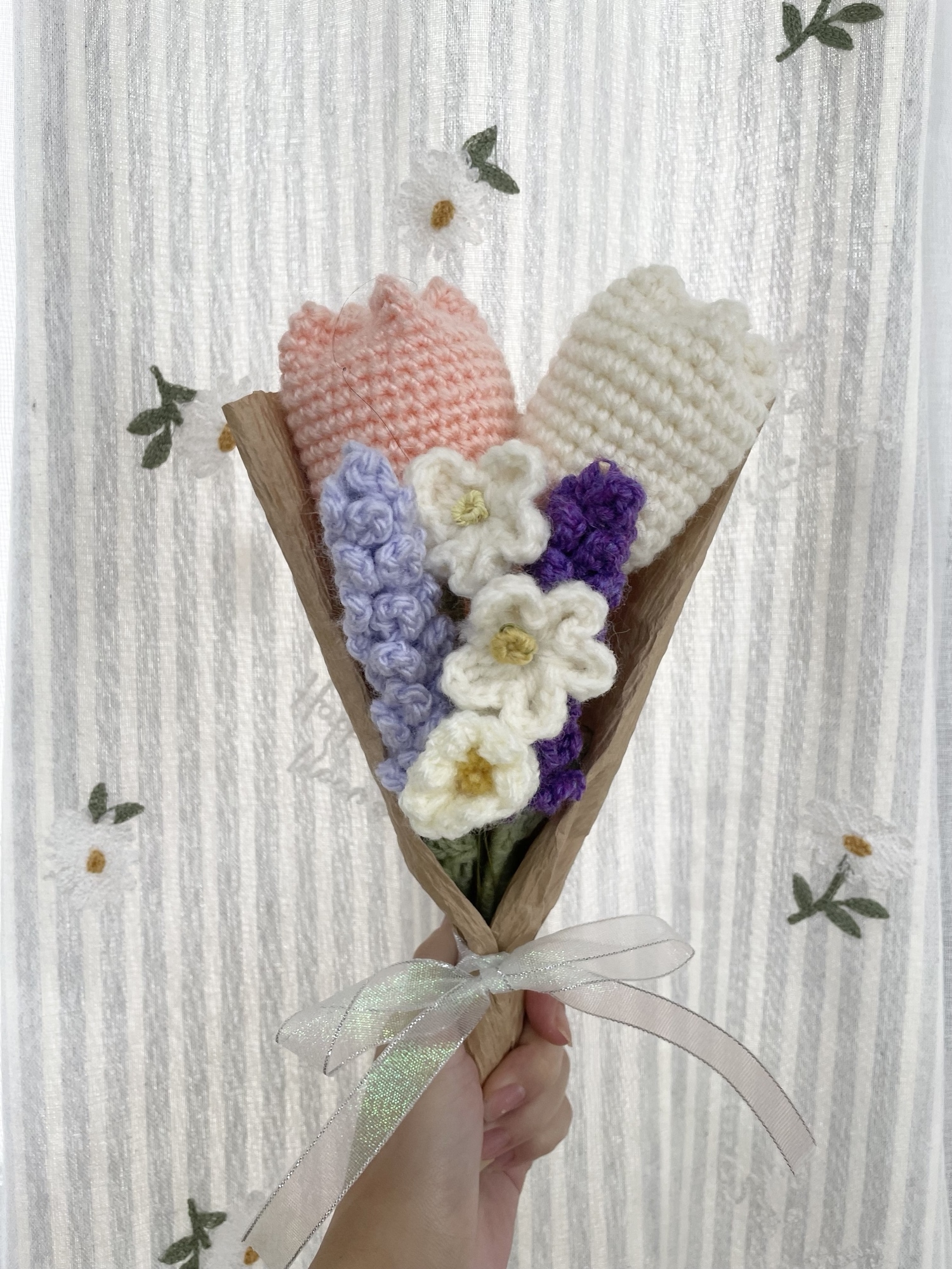 【おつ】枯れない花束　ハンドメイド　編み物　お花のブーケ　毛糸の花束 毛糸で枯れない花束を作ってます💐 ざっと寄せ集めて飾りました