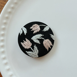 刺繍くるみボタン（ヘアゴム/ブローチ）