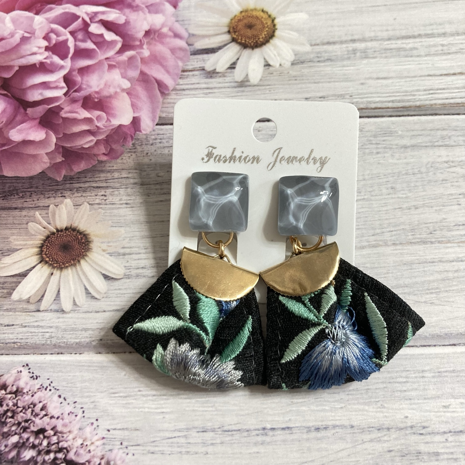 水色いちごのチャーム キーホルダー ストラップ イチゴ 苺