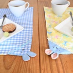 名入れ可♪うさちゃん　リバーシブルランチョンマット（リボン×水色ギンガム柄）40cm×30cm ランチマット