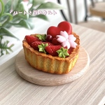 91 ＊ハートと苺のタルト＊　ミニチュアスイーツ　粘土　ドールハウス　オブジェ　クレイケーキ　フェイクフード
