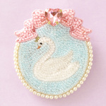 🎀✨試作品価格✨🎀ビーズ刺繍の白鳥の絵画のブローチ　リボン　