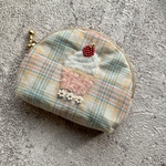 手刺繍ミニミニポーチ　カップケーキ　カラフルチェック