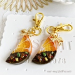 オランジェットショコラのキーホルダー(ハーフ)(リボン付き)( orange necklace/オレンジ/チョコレート/スイーツデコ/フェイクスイーツ/フェイクフード/食品サンプル)